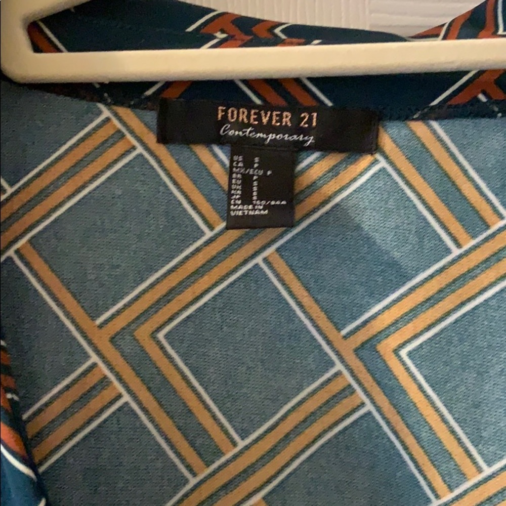 Trendy patterned top! - Picture 4 of 6